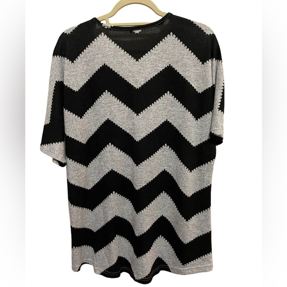 Black and grey Large Chevron knot shirt with zipper motif at V-Neck size XL - Picture 3 of 4